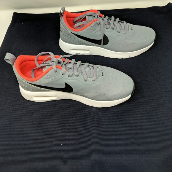 nike air tavas price